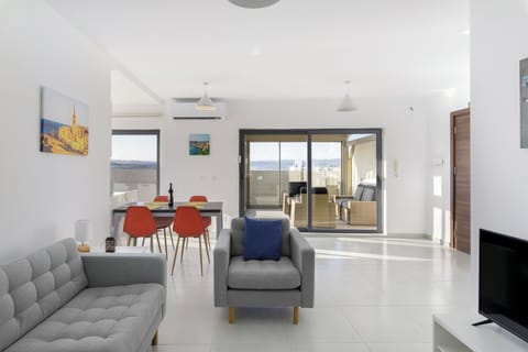 Penthouse, 2 Bedrooms, Kitchen, Beach View | Living area