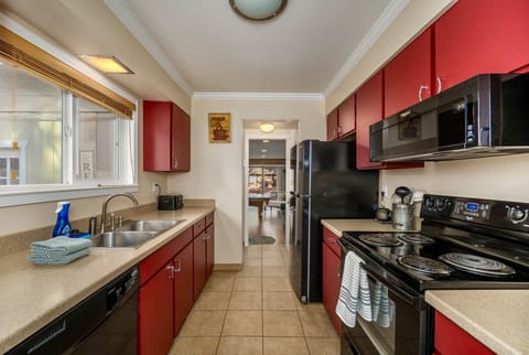 House, 3 Bedrooms | Private kitchen | Fridge, oven, coffee/tea maker, toaster