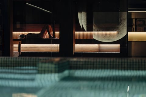 Couples treatment rooms, sauna, aromatherapy, hot stone massages