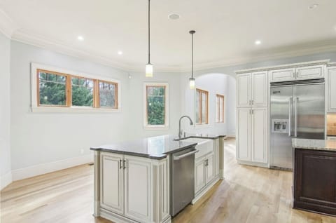 Kitchen island, breakfast area