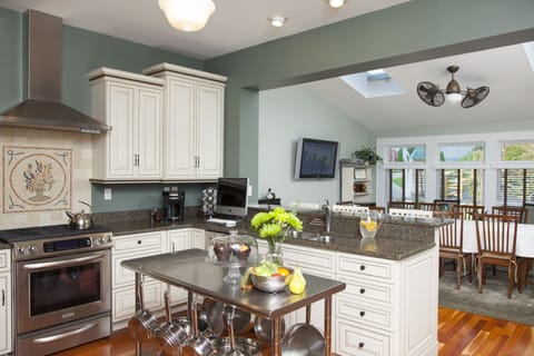 Full-size fridge, oven, stovetop, dishwasher