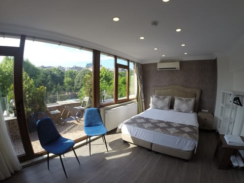 Deluxe Double Room, Balcony | Premium bedding, minibar, desk, blackout drapes