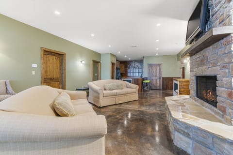 Lodge Lower Level with 2 Pull-Out Sofas