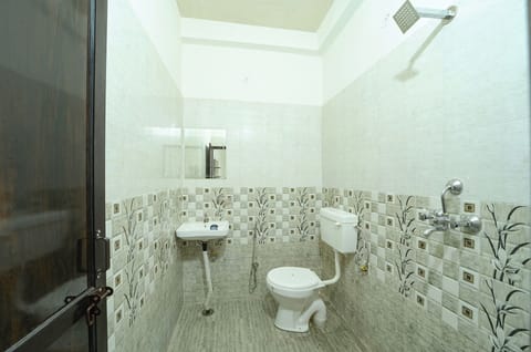 Deluxe Room | Bathroom | Shower, rainfall showerhead, free toiletries, towels
