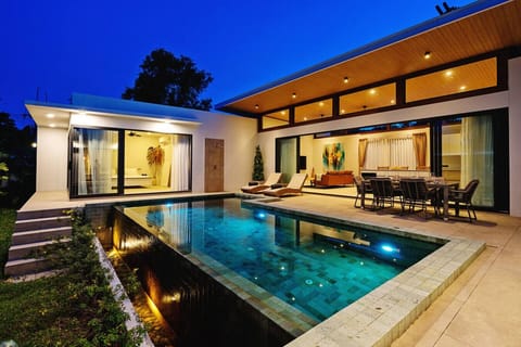 Private infinity pool with evening ambiance - Perfect for twilight swims and poolside relaxation