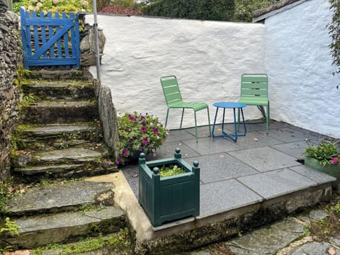 Sitting-out-area | Glyn Terrace Cottage, Borth Y Gest Nr Porthamdog