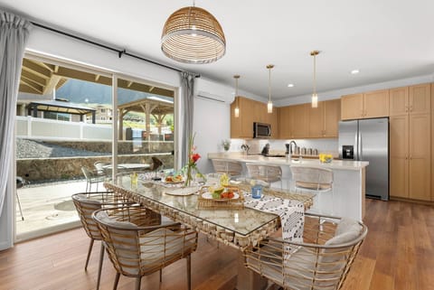 Dining area with seating for 6.