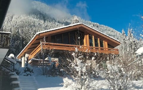 Chalet Acorn Sleeps 8. 