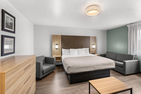 Suite, 1 King Bed, Non Smoking | Desk, bed sheets