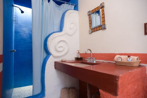 Standard Room, 1 Double Bed | Bathroom | Shower, free toiletries, towels