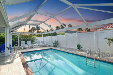 Welcome to The Sandy Seahorse- Gorgeous Pool with tons of Seating