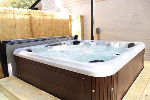 Enjoy the 7-person Hot Tub~