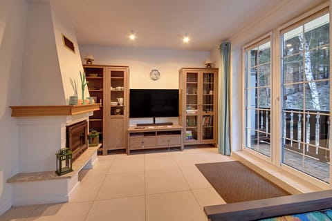 Apartment, Balcony | Living area | 37-inch Smart TV with satellite channels