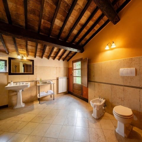 Villa, Garden View | Bathroom | Separate tub and shower, deep soaking tub, free toiletries, hair dryer