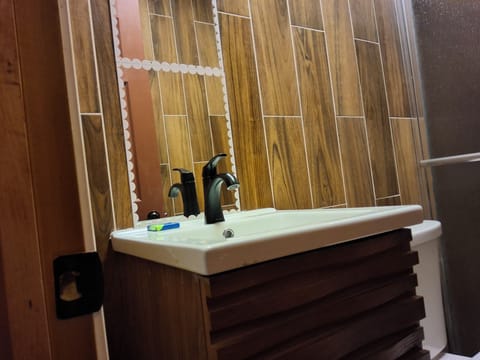 Family Double Room | Bathroom | Shower, towels, soap, shampoo