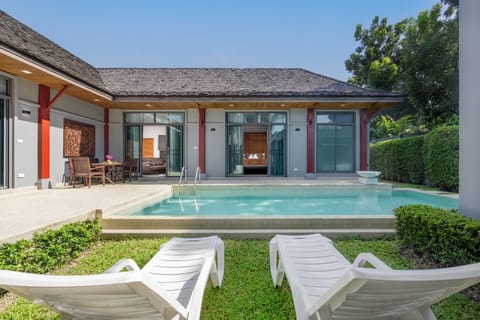 Comfort Villa, 2 Bedrooms, Pool View | In-room safe, iron/ironing board, free WiFi