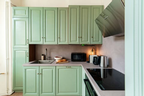 Full-size fridge, microwave, oven, stovetop