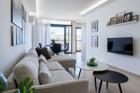 Apartment, 2 Bedrooms, Kitchen, City View | Living room | 43-inch Smart TV with digital channels, Netflix, streaming services