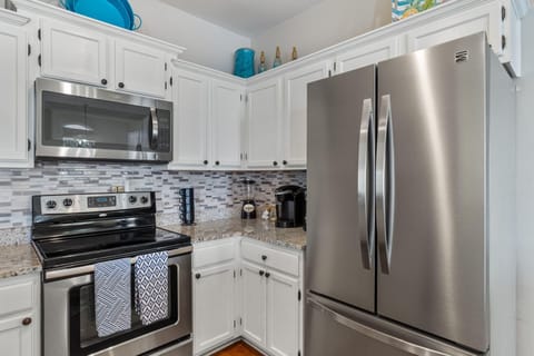 House, Multiple Beds (Flamingo Cove) | Private kitchen