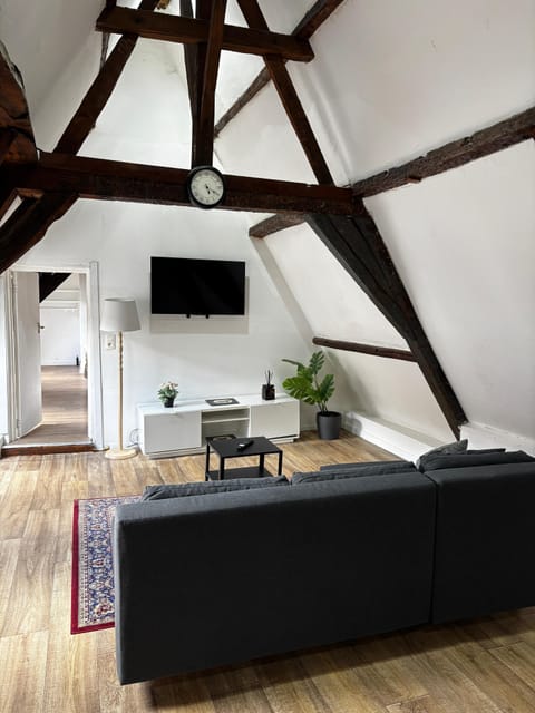 Basic Apartment | Living room