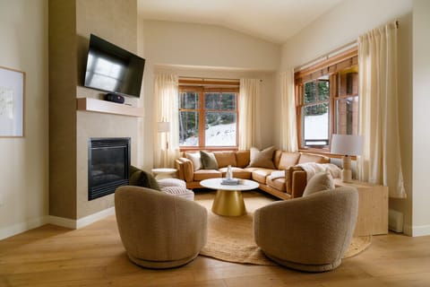 The living room features ample seating, a gas fireplace, a 55` TV (Netflix and AppleTV included), and a bluetooth speaker