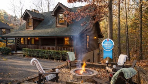 Welcome to Mighty Oaks Mountain Retreat. Adventure, comfort and relaxation all in the peaceful wooded setting along with the convenience of being less than 1 mile to the Pigeon Forge Parkway.