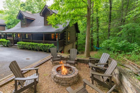 Welcome to Mighty Oaks Mountain Retreat. Adventure, comfort and relaxation all in the peaceful wooded setting along with the convenience of being less than 1 mile to the Pigeon Forge Parkway.