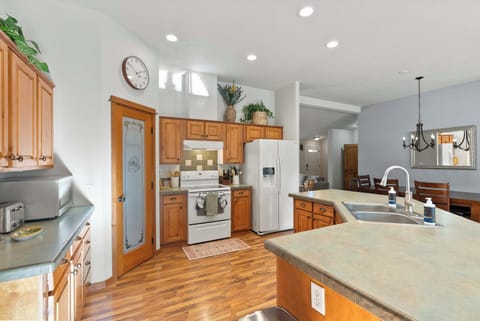 The spacious open kitchen is well equipped for an unforgettable getaway​