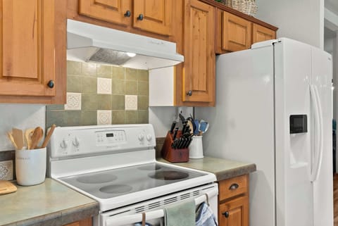 The spacious open kitchen is well equipped for an unforgettable getaway​