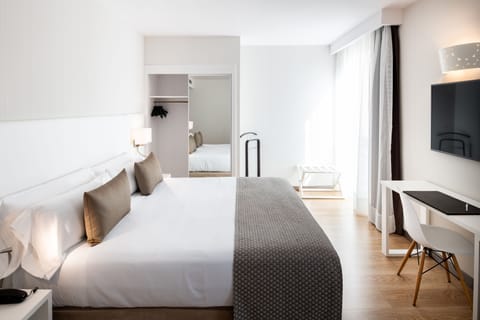 Minibar, in-room safe, soundproofing, free WiFi