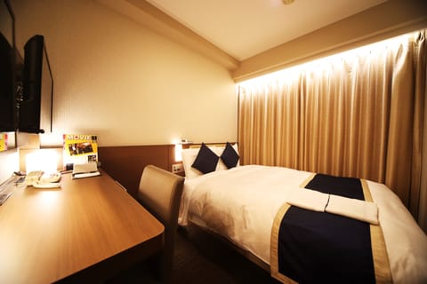 Desk, blackout drapes, free WiFi, bed sheets