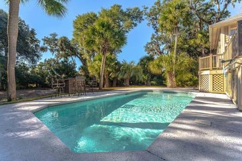 HOST & HOME presents…49 Haul Away! Experience the perfect coastal getaway at this 4 bedroom home, perfectly nestled on a quiet cul-de-sac in Palmetto Dunes with a golf view of Robert Trent Jones #2 hole!