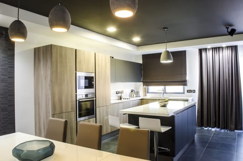 Luxury Penthouse, 4 Bedrooms, Accessible, Private Pool | Private kitchenette | Full-size fridge, microwave, oven, stovetop