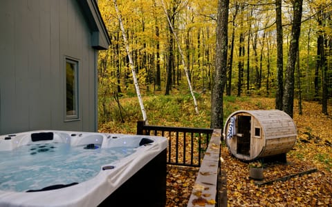 Hot tub • Barrel Sauna