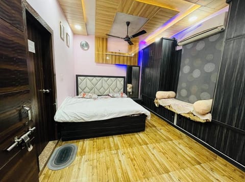 Basic Double Room | Free WiFi, bed sheets