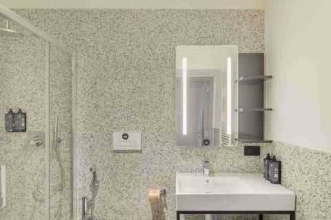 Standard Twin Room | Bathroom | Free toiletries, hair dryer