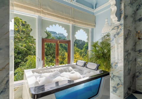 Royal Suite | Bathroom | Slippers, bidet