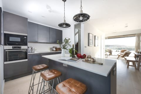 Kitchen with central island - 10 Cannery Row