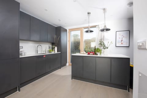 Spacious kitchen - 10 Cannery Row