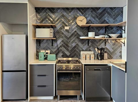 Apartment, 2 Bedrooms | Front of property