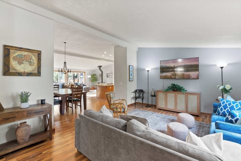 House, Multiple Beds, Patio, Garden View (Just Around the Bend) | Living area
