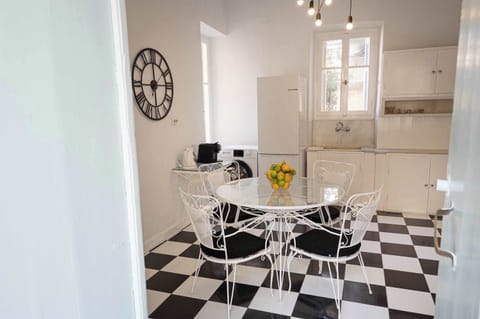 Golden light, quiet mornings, and a kitchen that feels straight out of a film scene.