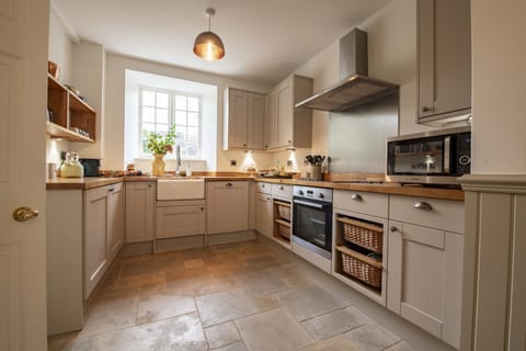 Ground floor: Spacious farmhouse style kitchen