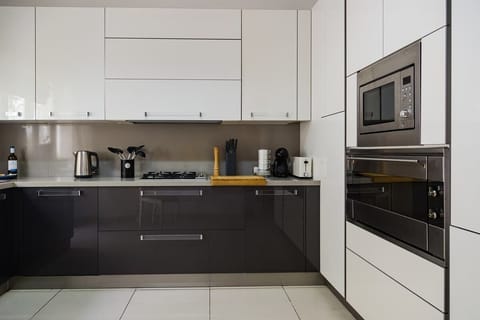 Cook with ease in the fully equipped kitchen, complete with modern appliances, a dishwasher, and a washing machine. Everything you need is at your fingertips.