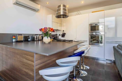 Cook with ease in this modern kitchen, fully equipped with a Nespresso machine, oven, microwave, hob, fridge, and freezer – everything you need for a comfortable stay.