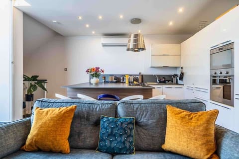 Bright, modern, and full of charm – gather around the stylish kitchen island or relax on the cozy sofa in this thoughtfully designed space.

