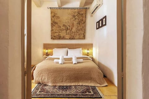Your private bedroom in the Pinto Suite is fully air-conditioned and features a plush queen sized bed, blackout blinds, and its own en-suite bathroom.