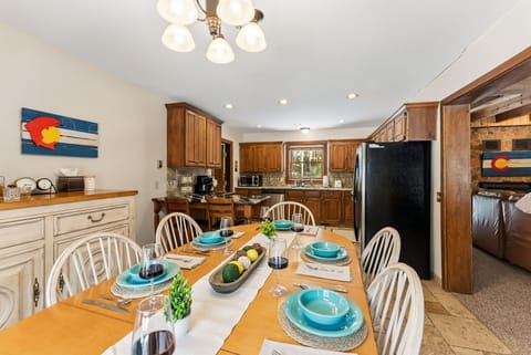 Dining area: Table seating for 6 plus nearby bar seating for 2