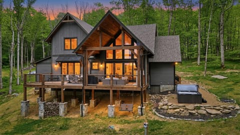 Stunning woodland cabin with soaring windows, spacious deck & private hot tub
