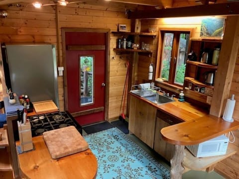 All you basic cooking essentials-Gas oven and large fridge